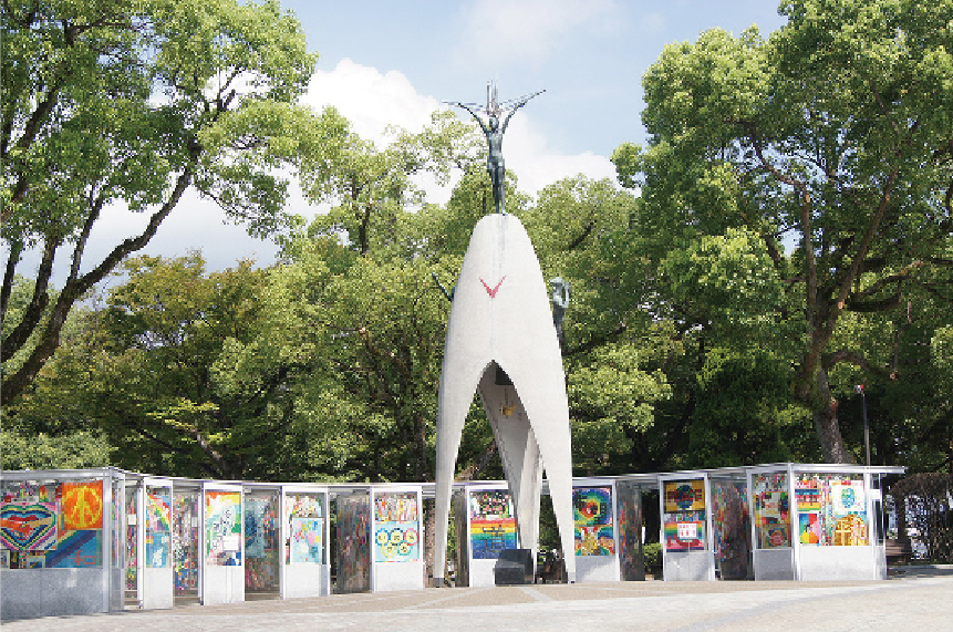 平和記念公園（貞子像）に飾られている折り鶴